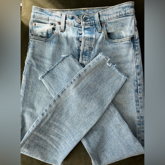 Light-wash Levi’s 501 skinny jeans with raw hem - Picture 2 of 10